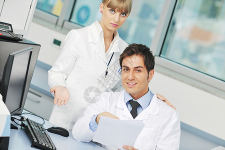 明亮实验室的科学家化学家男人液体夫妻女士团体医生女孩计算机实验室图片