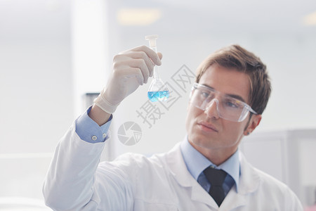 健康解决方案实验室中研究和科学研究及科研人员测试男人科学家男性瓶子化学品保健成人眼镜管子背景
