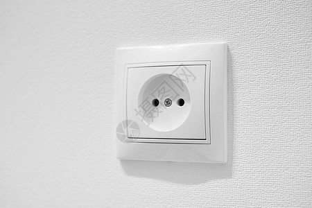 普通便宜的塑料交流电源墙上插座 德国圆形凹槽插座 带两个圆孔 用于 2 针欧洲插头类型 C E 和 F 未接地欧洲白色电源插座 背景图片