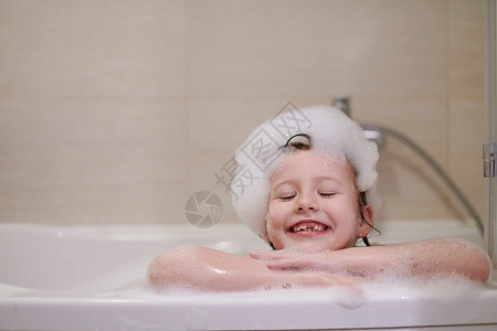 婴儿肥皂小女孩在洗澡时用肥皂泡沫玩喜悦幼儿园幸福淋浴气泡浴缸牙齿头发家庭童年背景
