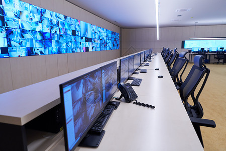 大型现代安保系统控制室的空内置安全系统控制室工作电话监视控制板警报机构车站视频安全服务背景图片