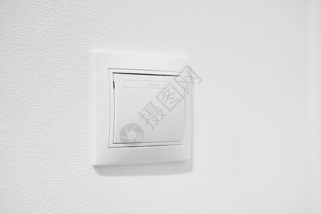 双翘板用于排气扇或照明应用的标准翘板开关 家里的白色普通拨动开关 反对白色墙壁的便宜的塑料按钮开关 廉价简单的单极电灯开关背景