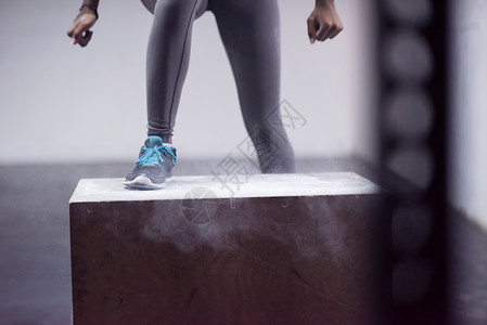 石来运转装饰画黑人女子在健身房跳箱跳盒子灵活性力量女孩女性活动奉献运动运动装女士背景