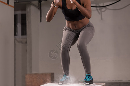 石来运转装饰画黑人女子在健身房跳箱跳盒子活动运动装女孩福利灵活性奉献耐力行动女士背景