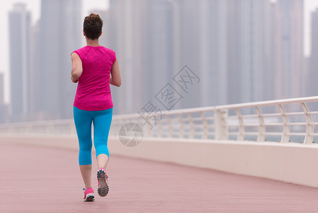 女子在舞会上奔跑赛跑者运动员慢跑者闲暇阳光女士训练运动成人跑步图片