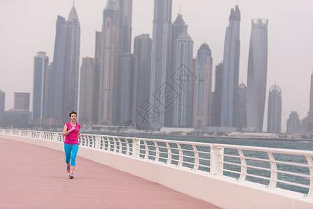 女子在舞会上奔跑慢跑者天空赛跑者跑步活动闲暇训练海洋长廊运动员图片