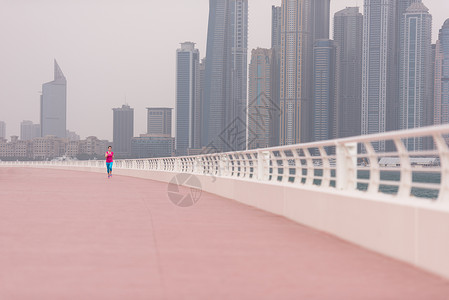 女子在舞会上奔跑运动天空运动装跑步赛跑者阳光慢跑者女士运动员活动图片