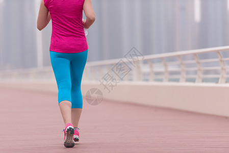 女子在舞会上奔跑海洋女性运动阳光赛跑者跑步城市活力运动员慢跑者图片