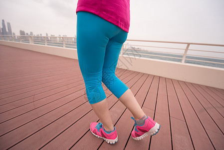女子在舞会上奔跑赛跑者阳光女士活力成人运动装城市身体跑步慢跑者图片