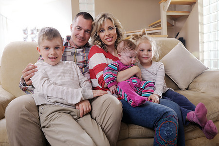 在家幸福的年轻家庭儿子男生母亲女性喜悦孩子成人团队房子兄弟图片