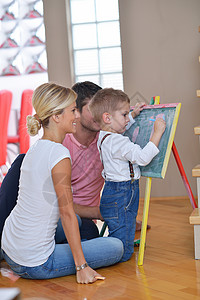 家庭在家中上学时的家长绘画专注青年课堂教学童年班级黑板插图母亲图片