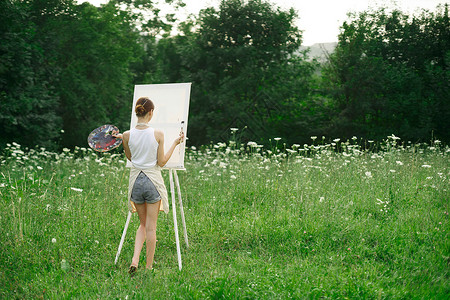 在围裙上画调色板的女艺术家成人青少年画家闲暇学生黑发森林刷子女性女孩图片