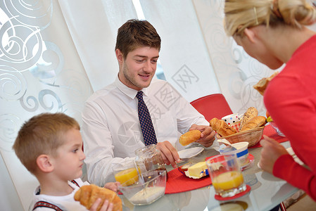 家庭在家中有健康早餐男生乐趣微笑桌子厨房孩子饮食水果女孩房子图片