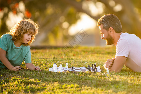 棋友男生国际象棋运动高清图片