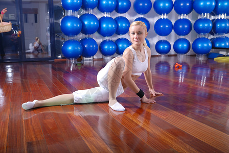 金发女孩练瑜伽运动微笑金发女郎饮食蓝色福利女性健康运动员俱乐部图片