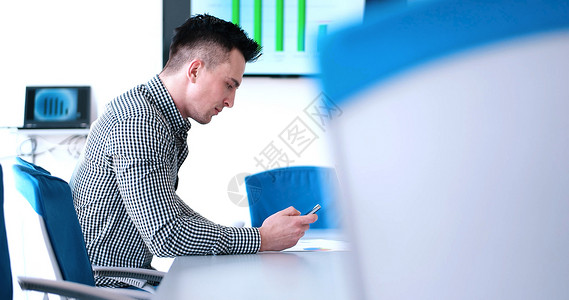 办公室好素材高级商务人士使用Stratup办公室的手机幸福男性电脑电话管理人员经理技术窗户市场互联网背景