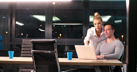 夜间办公室的年轻设计师工人程序员商业成人屏幕男性学习团队网络女性背景图片