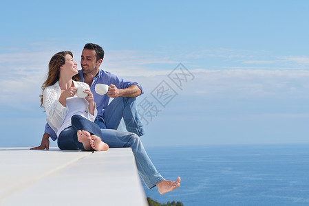 快乐的年轻浪漫情侣 有乐趣放松闲暇女士幸福房子旅行日落假期生活成人蓝色图片