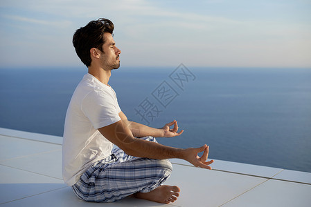 阳台瑜伽青年男子练瑜伽运动公寓日落男性男人身体别墅天空男生姿势背景