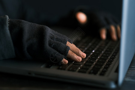 违反交通法规黑客手从上到下从笔记本电脑上窃取数据风险间谍身份机密技术电子密码程序员刑事程序背景