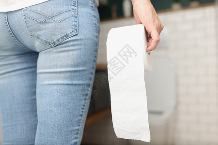 纸尿裢妇女手握着卫生纸卷在手 来到厕所房间便秘身体洗手间毛巾浴室腹泻装修裁剪卫生卫生间背景