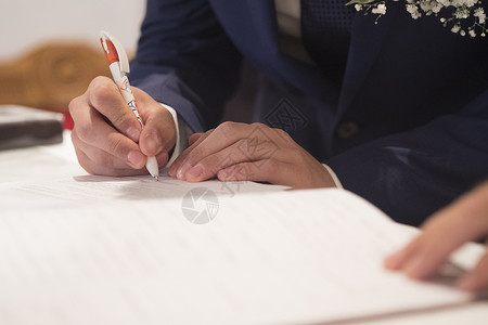 签约仪式背景板新郎在天主教婚礼上的签名登记簿上签字白色文档新婚派对仪式活动夫妻新娘夫妇教堂背景