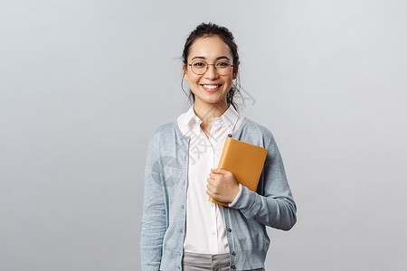 教育 教师 大学和学校的概念 戴眼镜的年轻微笑女性 雇主或学生 拿着计划表 在笔记本上写下商务会议 准备日程日记职业自由职业者女背景图片