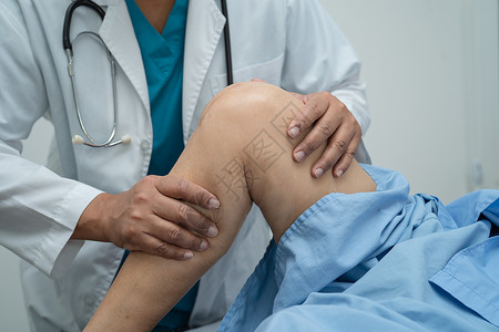 腿受伤亚洲医生理疗师检查 按摩和治疗在矫形诊所护士医院的高级病人的膝盖和腿部及膝部 3肌肉保健替代品脊椎手术外科锻炼诊所考试医院背景