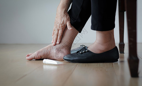 带奶奶鞋素材老年妇女在穿鞋前把奶油涂在肿胀的脚上疾病女士祖母皮肤祖父母药品老化保健手指奶奶背景