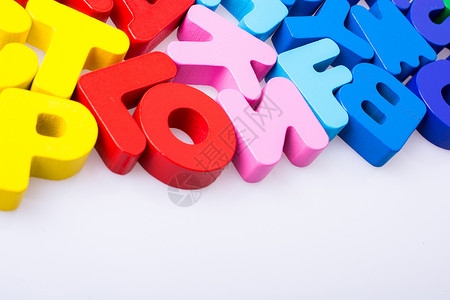 约惠字体五颜六色的字母块随机散落在惠特玩具打字机积木语言语法幼儿园公司文学知识学习背景
