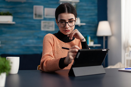 触控笔戴眼镜的学生身上有触摸平板电脑屏幕的结晶背景