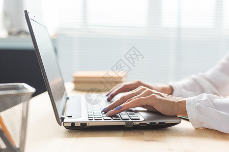 技术 商业和人的概念——妇女在键盘上的手打字高清图片