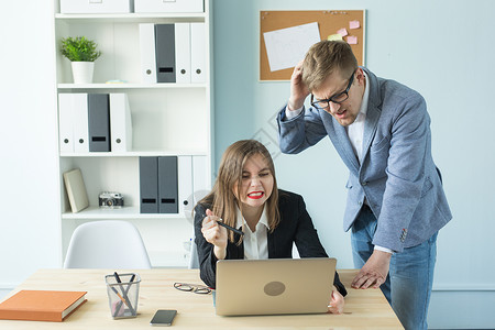 商业 压力和人的概念女人和男人在办公室一起工作 思考项目 工作中的不良情绪商务女性情感头脑女士讨论工人成人电脑职业背景