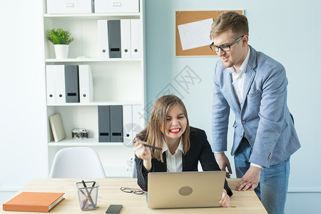 商业 压力和人的概念女人和男人在办公室一起工作 思考项目 工作中的不良情绪人士工人合作电脑笔记本衣领眼镜团队情感成人背景