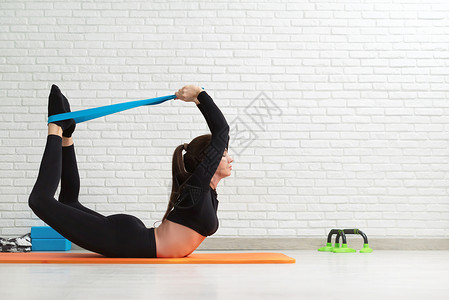 脊柱弯曲女孩在家中做家务锻炼 以强化她的背部青少年微笑臀部姿势护理运动装重量弓步瑜伽活动背景