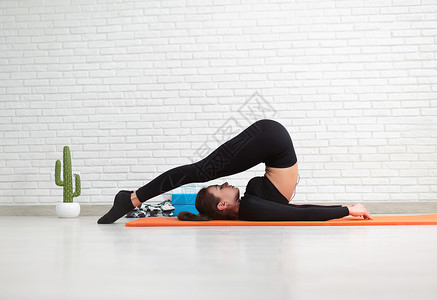脊柱弯曲女孩在家中做家务锻炼 以强化她的背部平衡弓步运动装活动班级臀部重量身体成人瑜伽背景