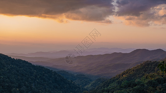 北泰国清迈山的夕阳落日农村日落植物冒险旅行环境蓝色薄雾季节阳光背景图片