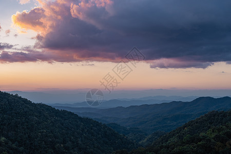 北泰国清迈山的夕阳落日太阳冒险农村森林日落土井顶峰日出季节阳光背景图片