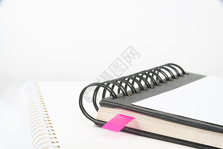 在桌上安置的空白的被打开的螺旋笔记本 桌子上的空打开记事本背景图片