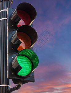 去放粽向日出时的交通信号点亮绿灯作为希望的概念背景