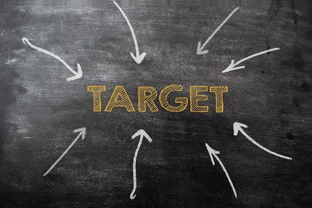 黑板上的箭头指向中心中的单词目标 营销研究概念 (掌声)背景图片