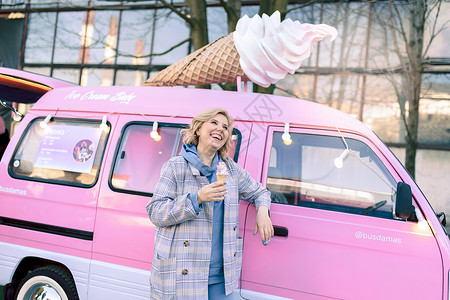 手绘冰淇淋车超级快乐女孩 右手握着冰淇淋观点幸福汽车闲暇车辆温度计驾驶公园窗户服务背景