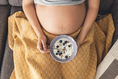 孕妇喝酸奶孕妇食用健康食品的情况腹部饮食早餐婴儿怀孕成人酸奶女士身体肚子背景