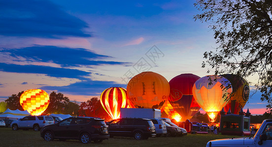 聚集的气球多热空气气球 如气球般点火 蒸汽罐和闪亮气球环境竞赛飞机航空场地旅游运输飞行天空闲暇背景