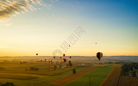 气球乘驾清晨乘Tru乡村边上许多热空气气球的空中观光活动天线场地飞艇冒险航空运输闲暇飞机节日蓝色背景