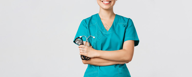 Covid19 冠状病毒疾病 保健工作者概念 射中了亚洲女性医生身体微笑 胸胸怀自信和持有听诊器 站立白底的切片护士社交医院学生背景