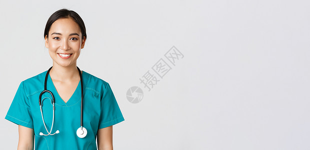 抠像背景保健工作者 预防病毒 检疫运动概念 结束微笑愉快的像亚洲女性护士 身着擦拭剂的医生那样看着乐观 倾听病人和白种背景的心声学校感染背景