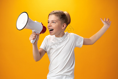 黄背景有扩音器的小男孩广告注意力孩子说话演讲民众公告童年喇叭讲话图片