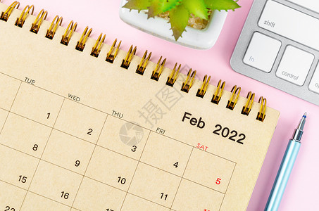 2月2022日 带有键盘计算机的桌面日历规划师桌子日记备忘录数字办公室电脑商业时间表计划背景图片