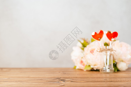 2折页样机静物情人节节日空背景与 2 红色棒棒糖和粉红色的花朵在木桌背景 带有复制空间的样机用于设计 离焦横幅背景